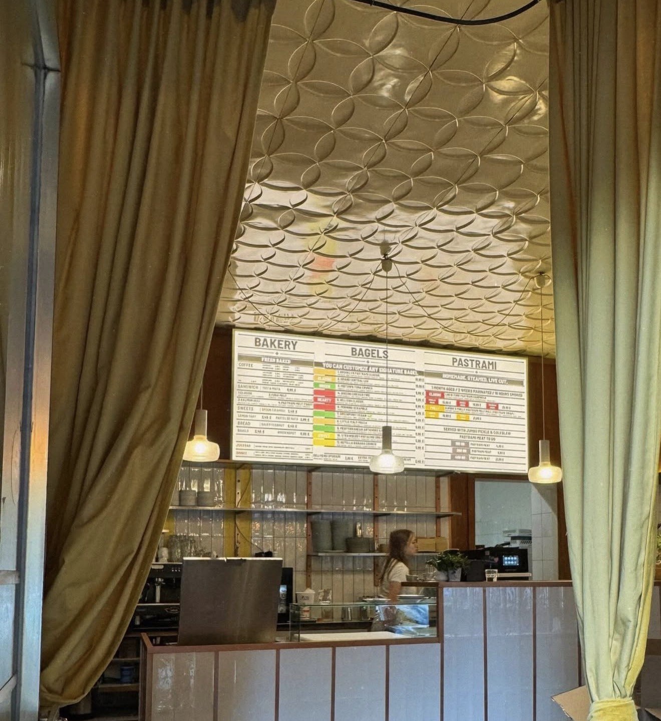 Innenraum von Börk's Deli mit Menütafel für Bakery, Bagels und Pastrami