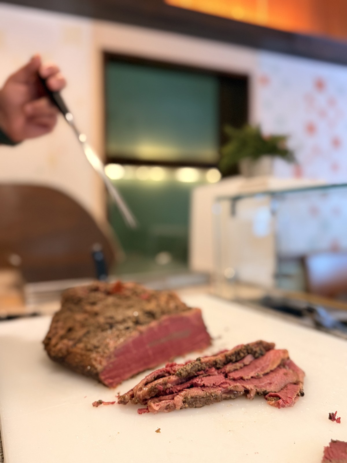 Hausgemachtes Pastrami frisch aus dem Smoker
