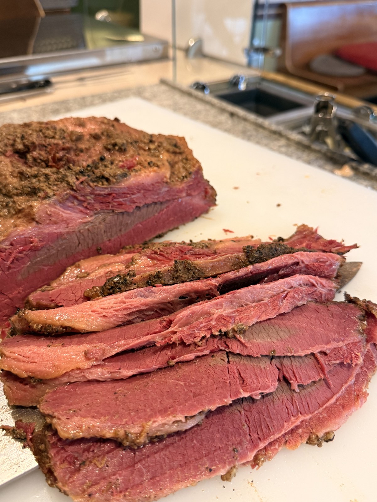 Aufgeschnittene hausgemachte Pastrami Brust auf dem Schneidebrett