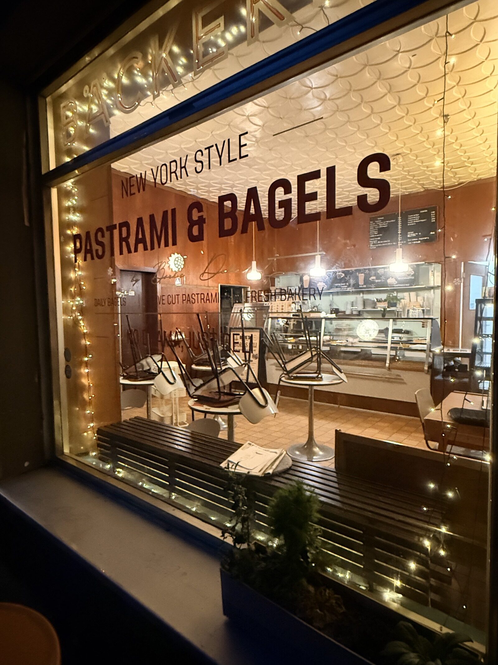 Schaufenster von Börk's Deli: New York Style Pastrami & Bagels