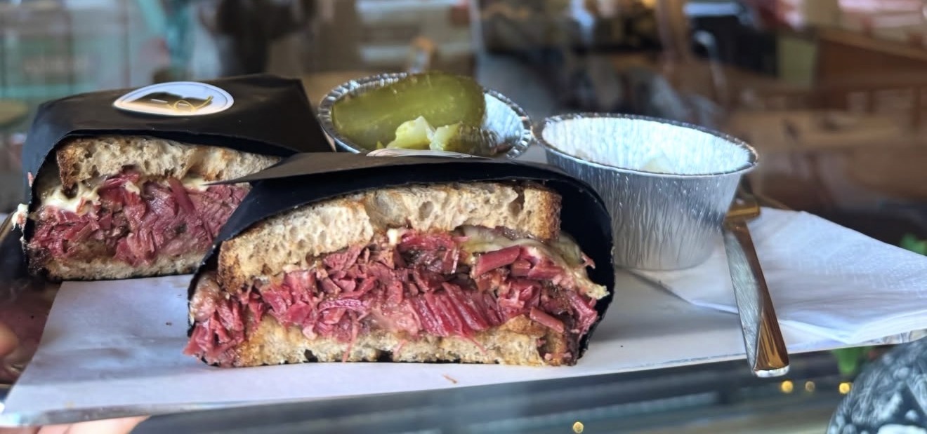 New York Pastrami Sandwich mit Pickle und Coleslaw