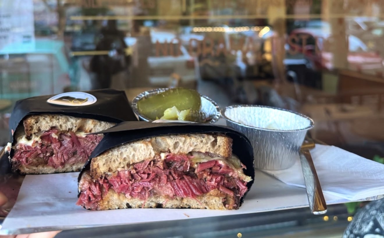 New York Pastrami Sandwich mit dick geschichtetem Fleisch